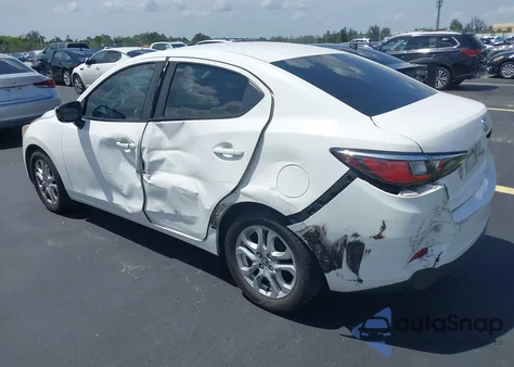 2018 Toyota Yaris Ia из США, поврежденный, VIN 3MYDLBYV2JY300619